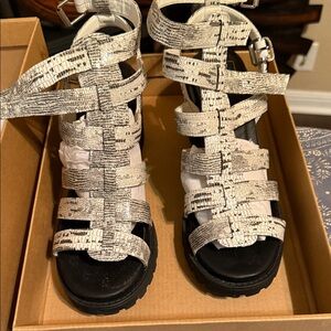 Dirty Laundry Women's Strappy Sandals in Black and White